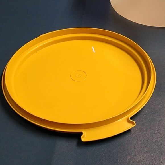 Vintage Tupperware Harvest Gold Yellow and Cream Cake Carrier - Picture 4 of 6